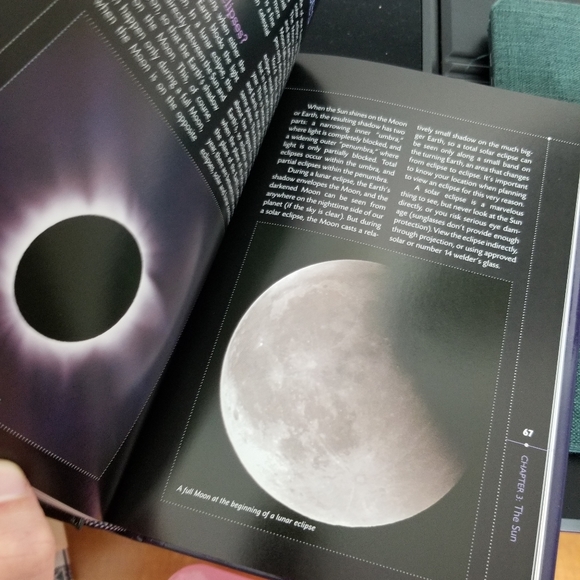 Nat Geo Backyard Guide to the Night Sky Book - Picture 2 of 5